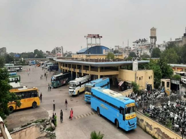 बस स्टैंड पर बड़ी चहलपहल।