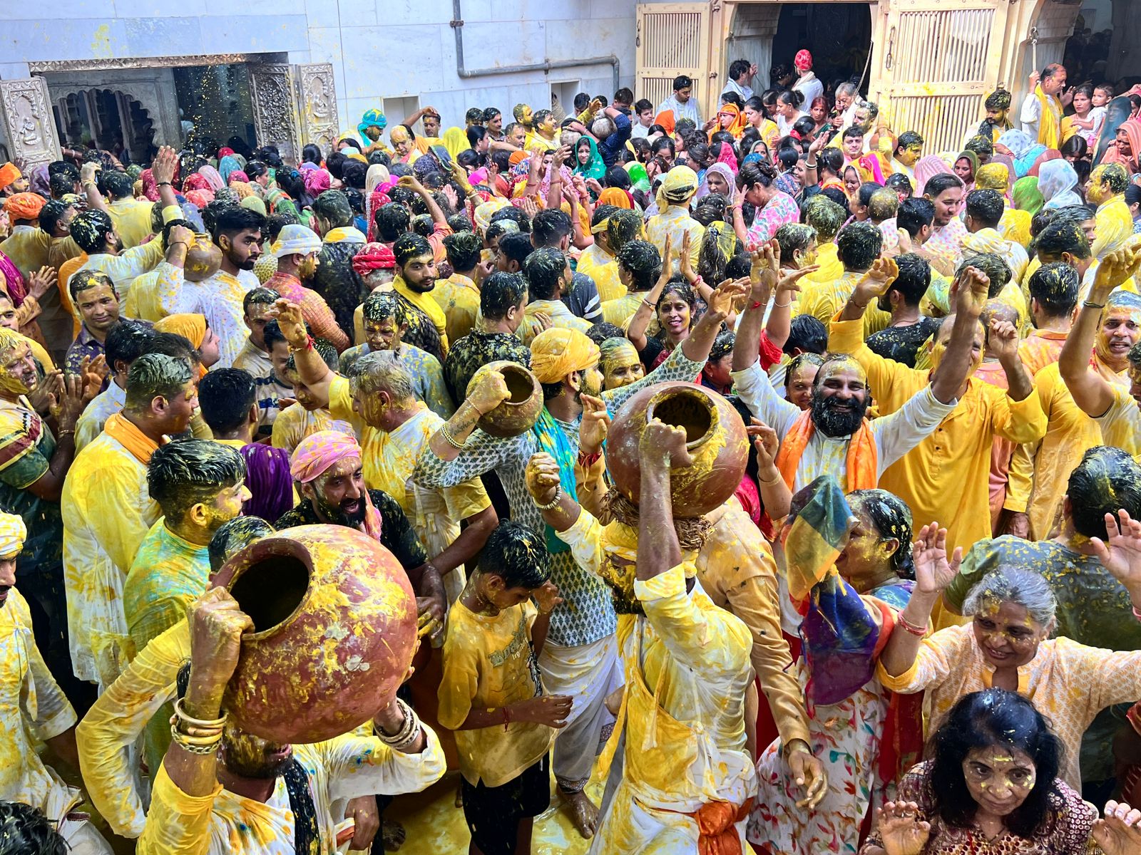 मंदिर में मटकियों में भरकर केसर युक्त दूध दही का छिड़काव किया गया।