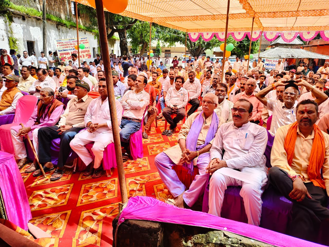 कार्यक्रम में शामिल जनप्रतिनिधि और अधिकारी।