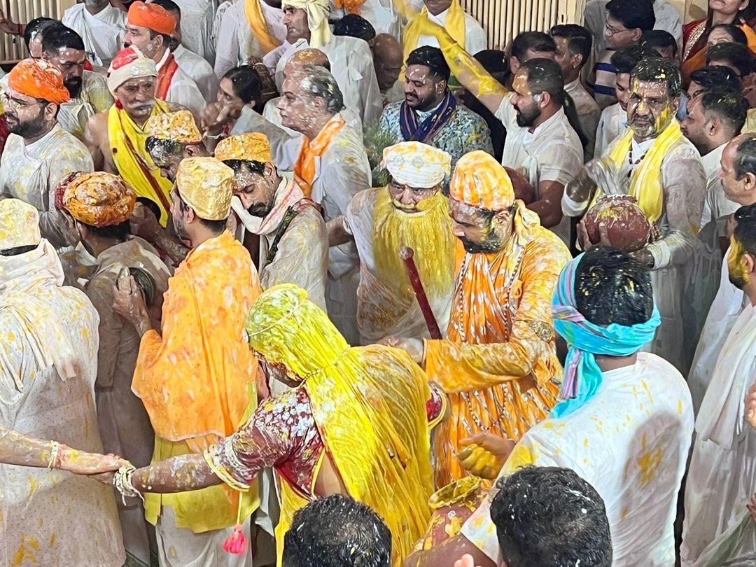 श्रीनाथजी मंदिर नाथद्वारा में दूध-दही से होली खेली गई।