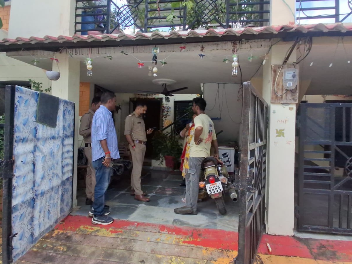 पुलिस मकान संचालकों से पूछताछ कर रही है।