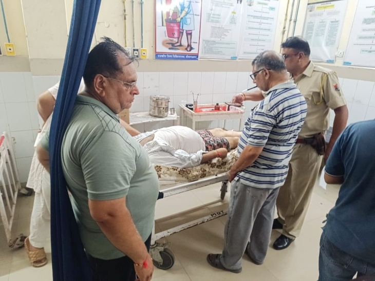 पुलिस ने पोस्टमॉर्टम के परिजनों को सौंपा शव।