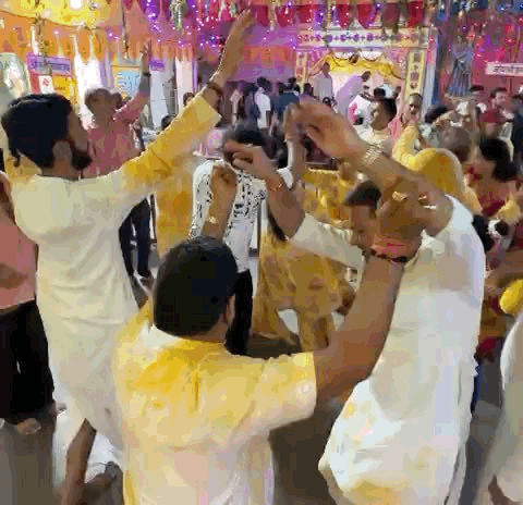 बालाजी मंदिर में जन्मोत्सव की बधाई देते हुए भक्तो ने डांस किया