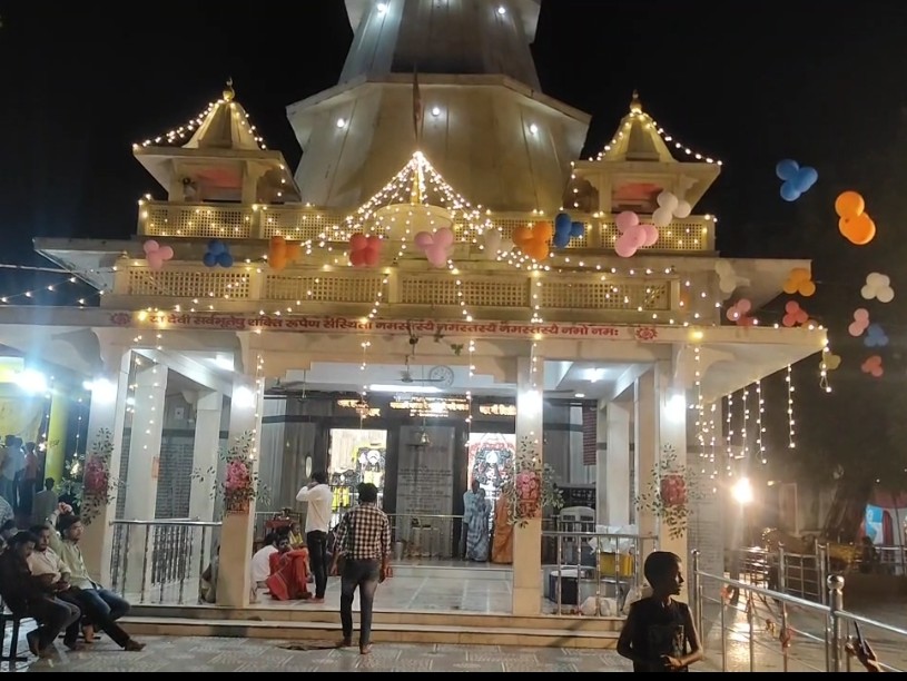 मंदिर परिसर में भजन-कीर्तन और भंडारे का आयोजन किया गया।
