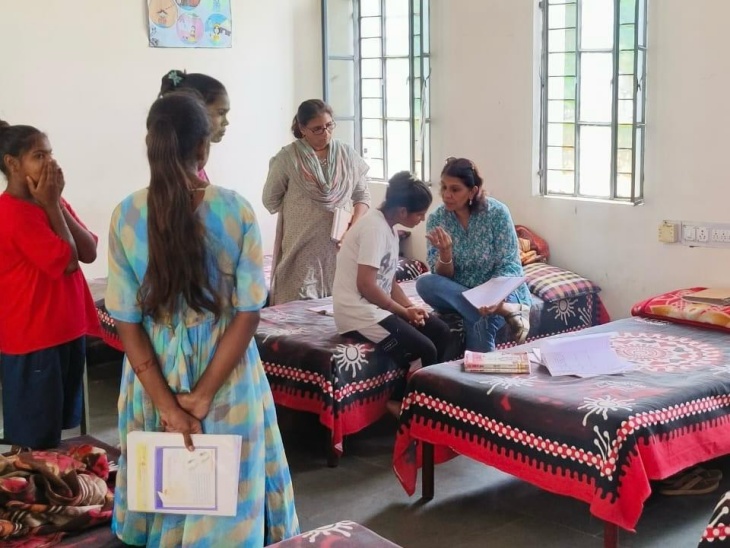 कलेक्टर ने पढ़ाई को लेकर छात्राओं से किया संवाद।