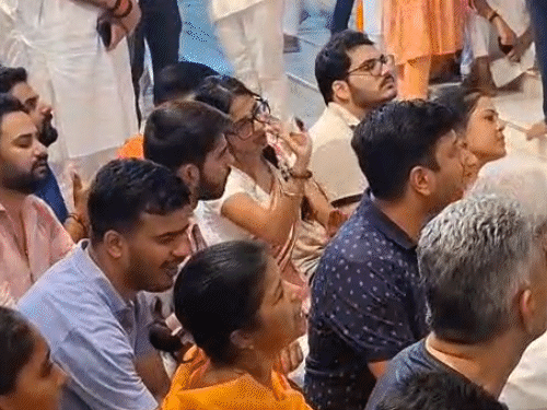 गोविंद देवजी मंदिर में श्रद्धालु ठाकुर जी की भक्ति में डूबे नजर आए।