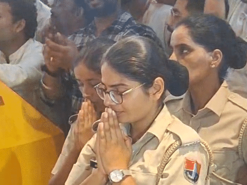 पुलिस ने भी गोविंद देवजी को प्रणाम कर लिया भगवान का आशीर्वाद।