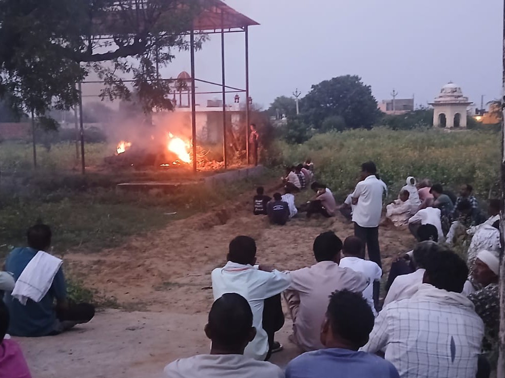 रविवार शाम 7 बजे मनोज का अंतिम संस्कार किया गया।