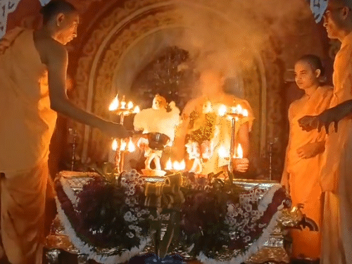 गुप्त वृंदावन धाम में मध्यरात्री को नंदलाला के महाभिषेक और महाआरती के साथ संपन्न।