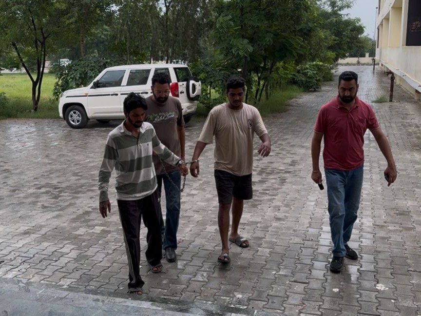 पुलिस की गिरफ्त में पकड़े गए आरोपी।