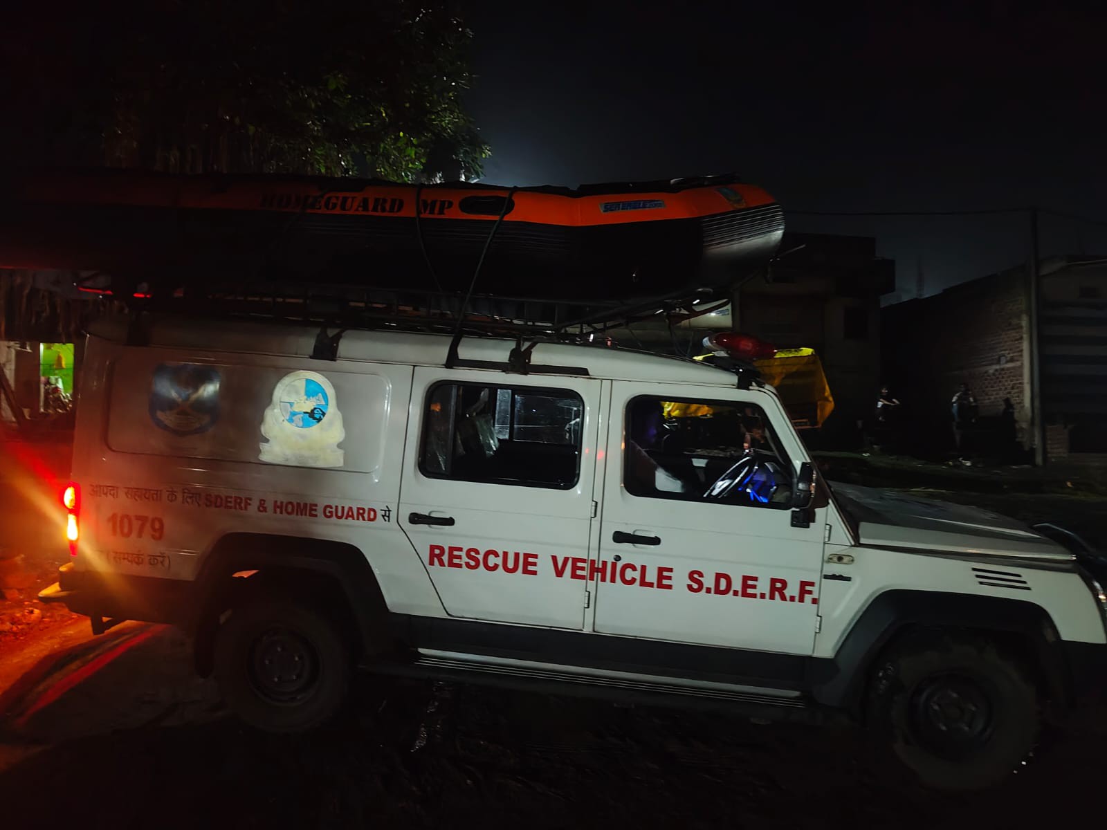 रात 11 बजे SDRF की टीम मौके पर पहुंची, अभी भी तलाश जारी।