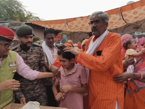 बेटा दक्ष पिता के पार्थिव देह को देख फूट-फूट कर रोने लगा।