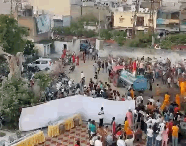 बड़ी संख्या में भक्त आयोजन देखने उमड़े
