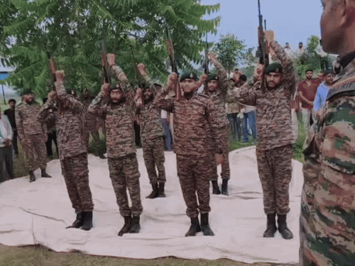 जवान के अंतिम संस्कार से पहले गॉर्ड ऑनर दिया गया।