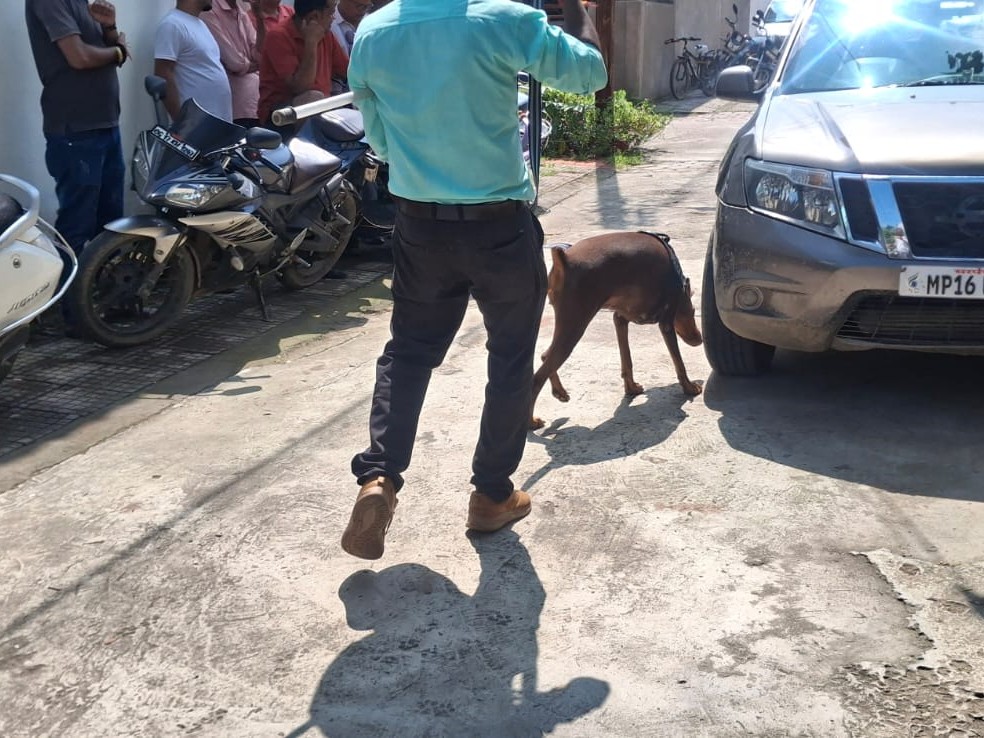 सूचना मिलते ही पुलिस डॉग स्क्वॉड टीम ने जांच की।