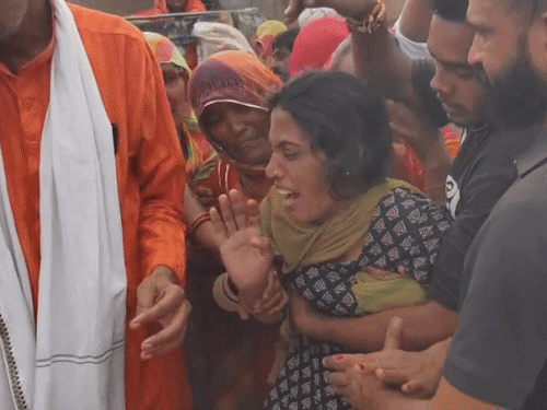 जवान की पत्नी ज्योति कंवर अंतिम दर्शन के दौरान बेसुध हो गई।