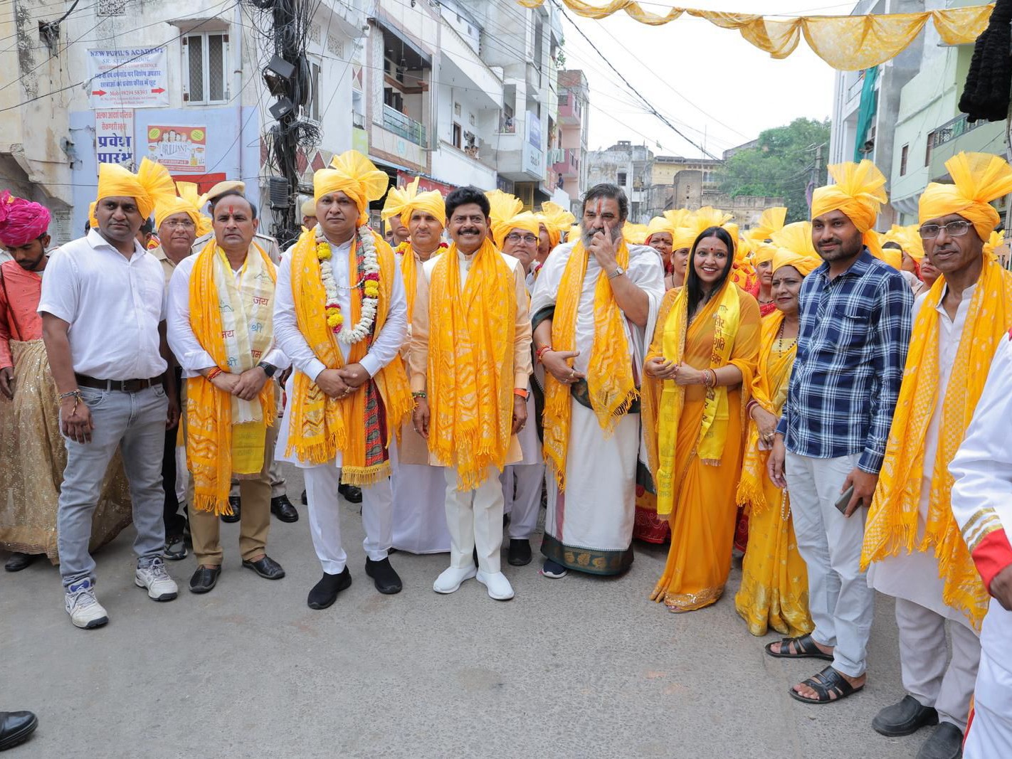 महंत सियाराम दास, घाट के बालाजी महंत सुदर्शनाचार्य, बालकृष्ण शास्त्री महाराज, विधायक गोपाल शर्मा, भाजपा शहर अध्यक्ष अमित गोयल और महापौर कुसुम यादव ने आरती कर यात्रा की शुरुआत की।