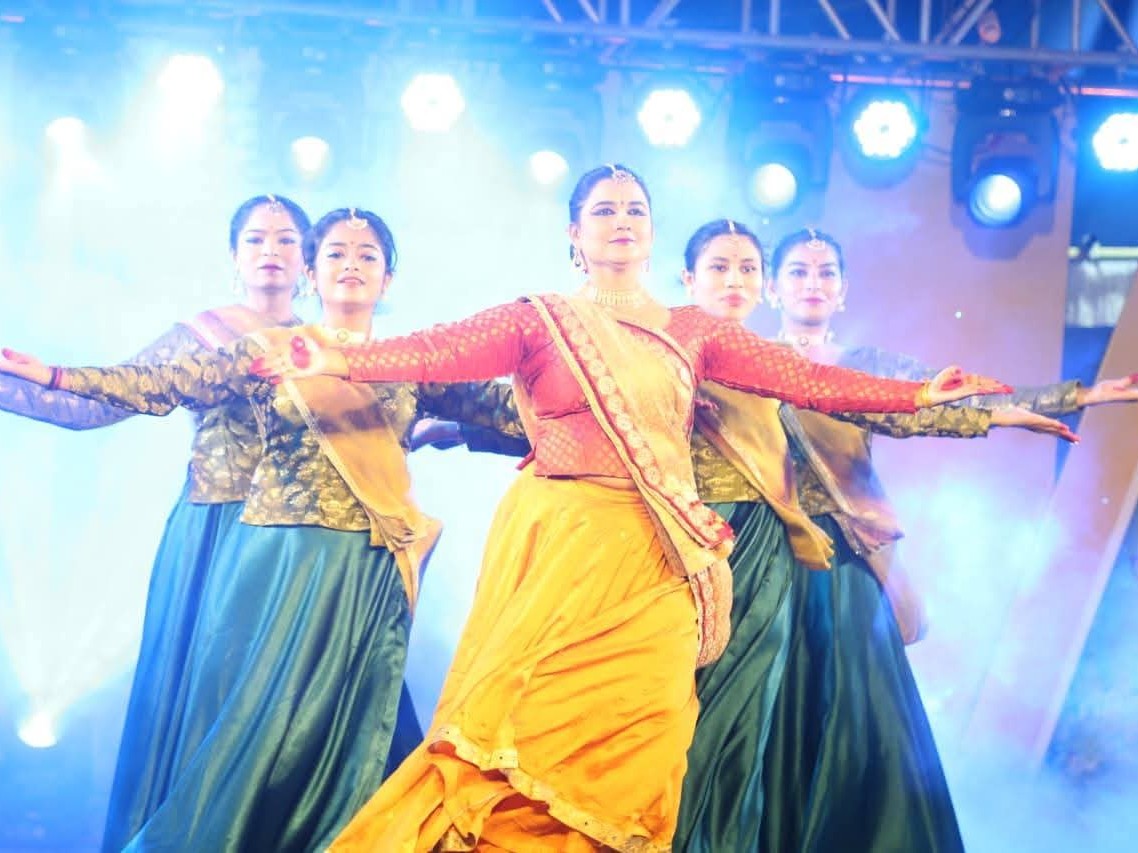 कार्यक्रम में बुंदेलखंड का पारंपरिक बरेदी लोकनृत्य भी प्रस्तुत किया।