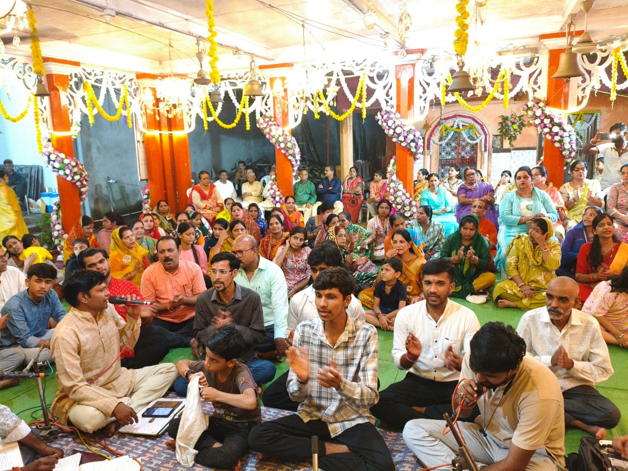 मंदिर में अभिषेक, आरती और वैदिक मंत्रोच्चार के साथ पूजा।