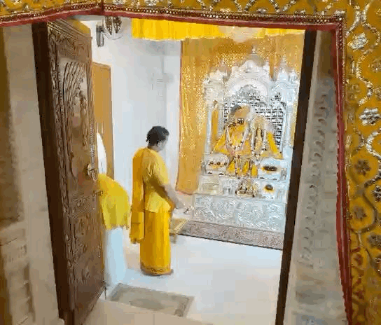 रात 12 बजने बाद दूधाधारी मंदिर में ठाकुर जी की जन्म आरती की गई