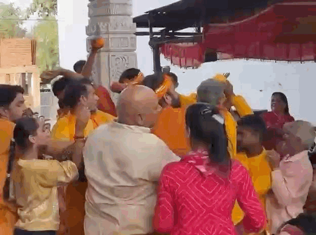 भक्तों को टॉफियां ओर खिलौने लूटाए गए