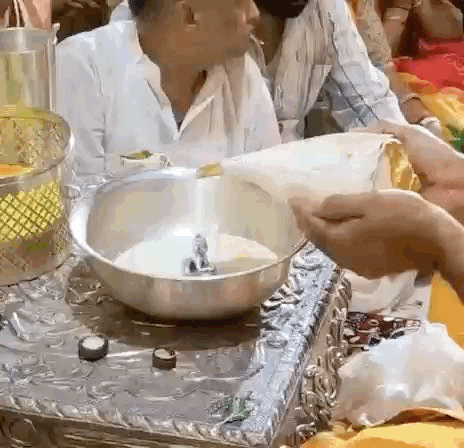 दूधाधारी मंदिर में लड्डू गोपाल का पंचामृत अभिषेक किया गया