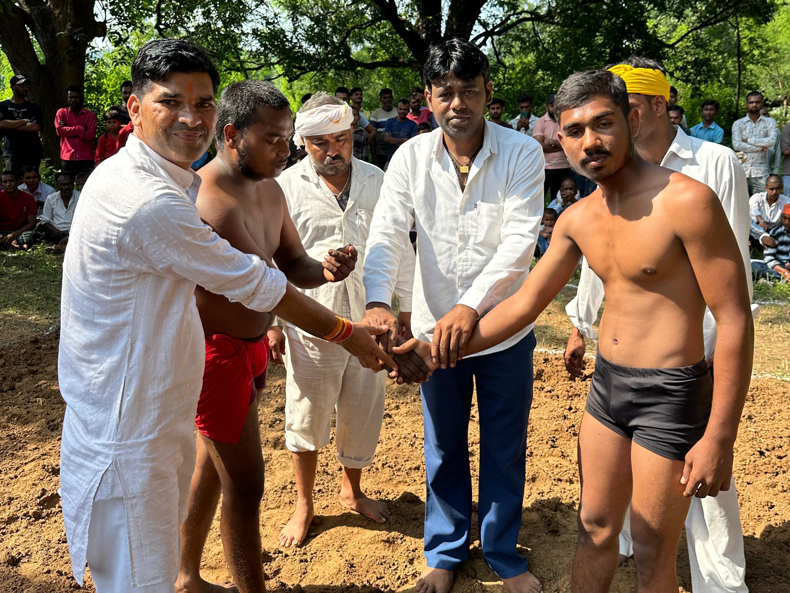 कुश्ती प्रतियोगिता में शामिल पहलवानों को मिला सम्मान।