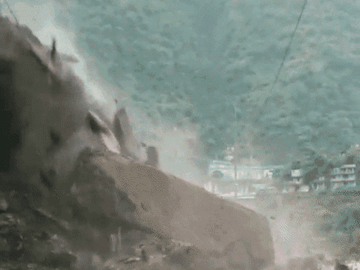 चंडीगढ़-मनाली फोरलेन पर मंडी में रविवार को लैंडस्लाइड हुई। वहीं, कुल्लू में बादल फटने से नाले में बाढ़ आई।