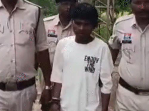 नाबालिग से रेप के आरोपी को घर से गिरफ्तार कर थाने लाया गया।