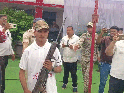 डीवीएस मेंबर दीपक मंडावी हथियार के साथ सरेंडर किया है।