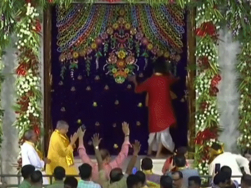 रात 12 बजे के बाद पुजारी ने पर्दा हटाकर भक्तों को भगवान श्रीकृष्ण के दर्शन कराए।