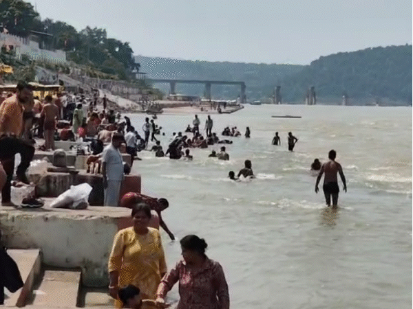 रामकृष्ण पहले दोस्तों के साथ घाट पर ही स्नान करने वाला था। लेकिन वे चट्टानों की ओर चले गए।