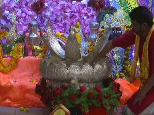 भगवान को कमल के फूल पर विराजमान किया गया। फिर पंचामृत से स्नान कराया गया।