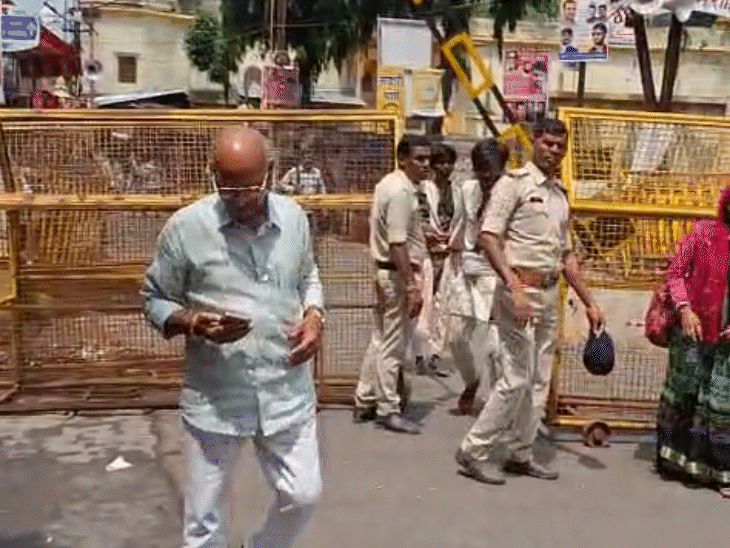 पुलिस ने घाटों पर बैरिकेड्स लगाकर किसानों को शिप्रा में जाने से राेका।