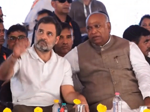 सासाराम में हुई जनसभा में राहुल गांधी के साथ कांग्रेस अध्यक्ष मल्लिकार्जुन खड़गे।