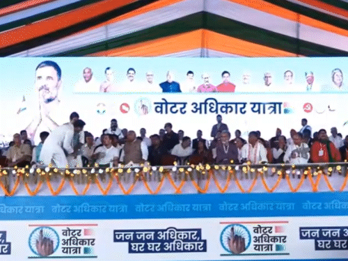 जनसभा में कांग्रेस के साथ-साथ राजद और लेफ्ट के बड़े नेता शामिल हुए।