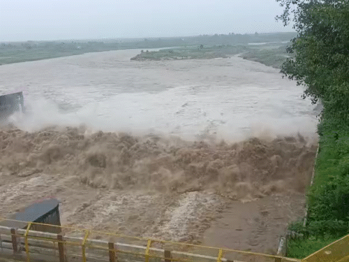 हरियाणा के यमुनानगर में हथिनी कुंड बैराज से पानी छोड़ा गया। इससे दिल्ली तक बाढ़ का खतरा है।