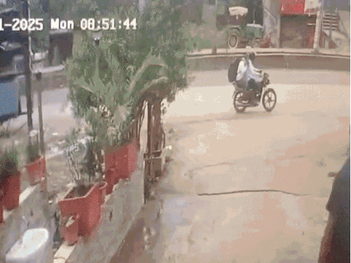 लूट के 2 CCTV सामने आए हैं। एक में लुटेरे आते हुए और दूसरे में भागते हुए नजर आ रहे हैं।