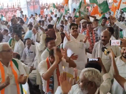 सासाराम में कांग्रेस कार्यकर्ता राहुल गांधी और तेजस्वी यादव के स्वागत को लेकर ताली बजाकर नारे लगाते नजर आए।