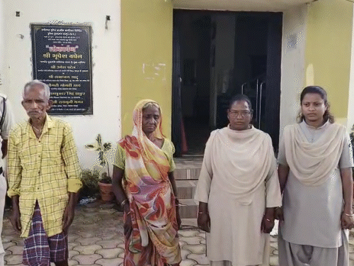 बुजुर्ग दंपती को हिरासत में थाने लाया गया, जहां से उन्हें कोर्ट में पेश किया।