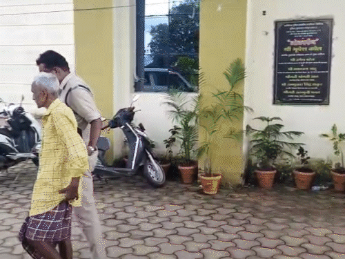 पुलिस आरोपी को कोर्ट में पेश करने से जाते हुए।