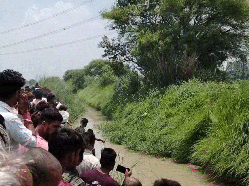 नहर से अमन सोनी का शव निकाला गया था।