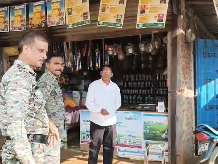 किराना दुकान पर पहुंचे खाद अधिकारी और पुलिस के जवान।