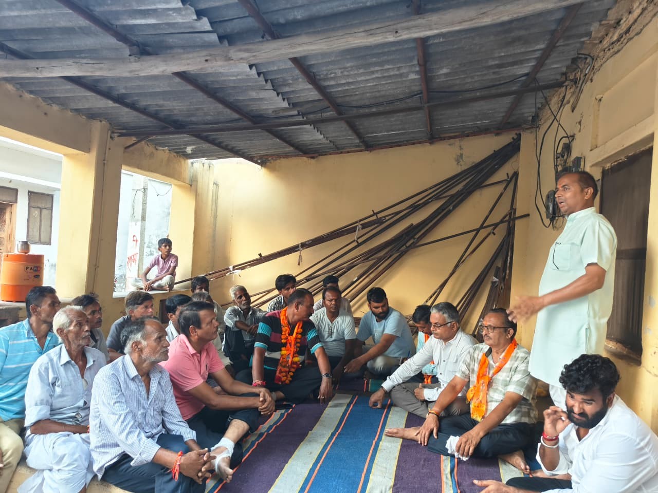 विहिप पदाधिकारियों ने ग्रामीणों को हिंदू शंखनाद कार्यक्रम में पहुंचने का आग्रह किया।