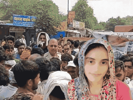 Villagers blocked the road to protest against Manisha's murder. During this time people also shouted slogans. It was opened 1 hour later. File photo of deceased Manisha in inset.