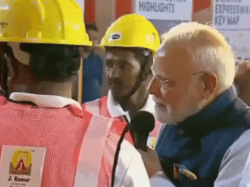 PM नरेंद्र मोदी ने कार्यक्रम से पहले द्वारका एक्सप्रेसवे के कंस्ट्रक्शन वर्करों से मुलाकात की।