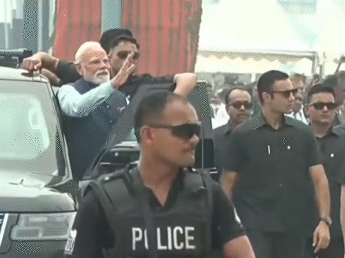 कार्यक्रम में जाते वक्त रोड शो करते पीएम नरेंद्र मोदी।