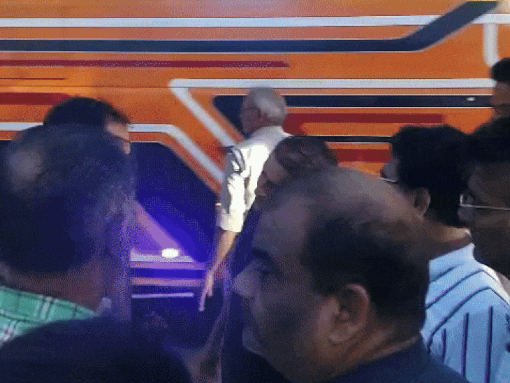 जाम लगने के कारण सड़क के दोनों ओर वाहनों की कतार लग गई थी।