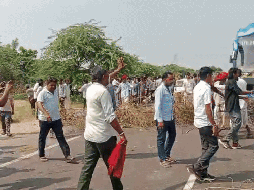 लड़की का शव मिलने के बाद आरोपियों की गिरफ्तारी की मांग को लेकर ग्रामीणों ने प्रदर्शन किया।