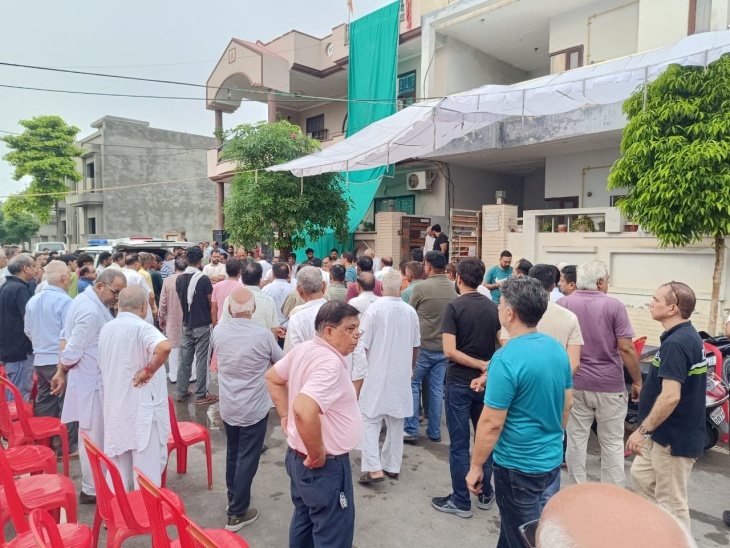 व्यापारी की मौत की सूचना पर घर पहुंचे लोग।